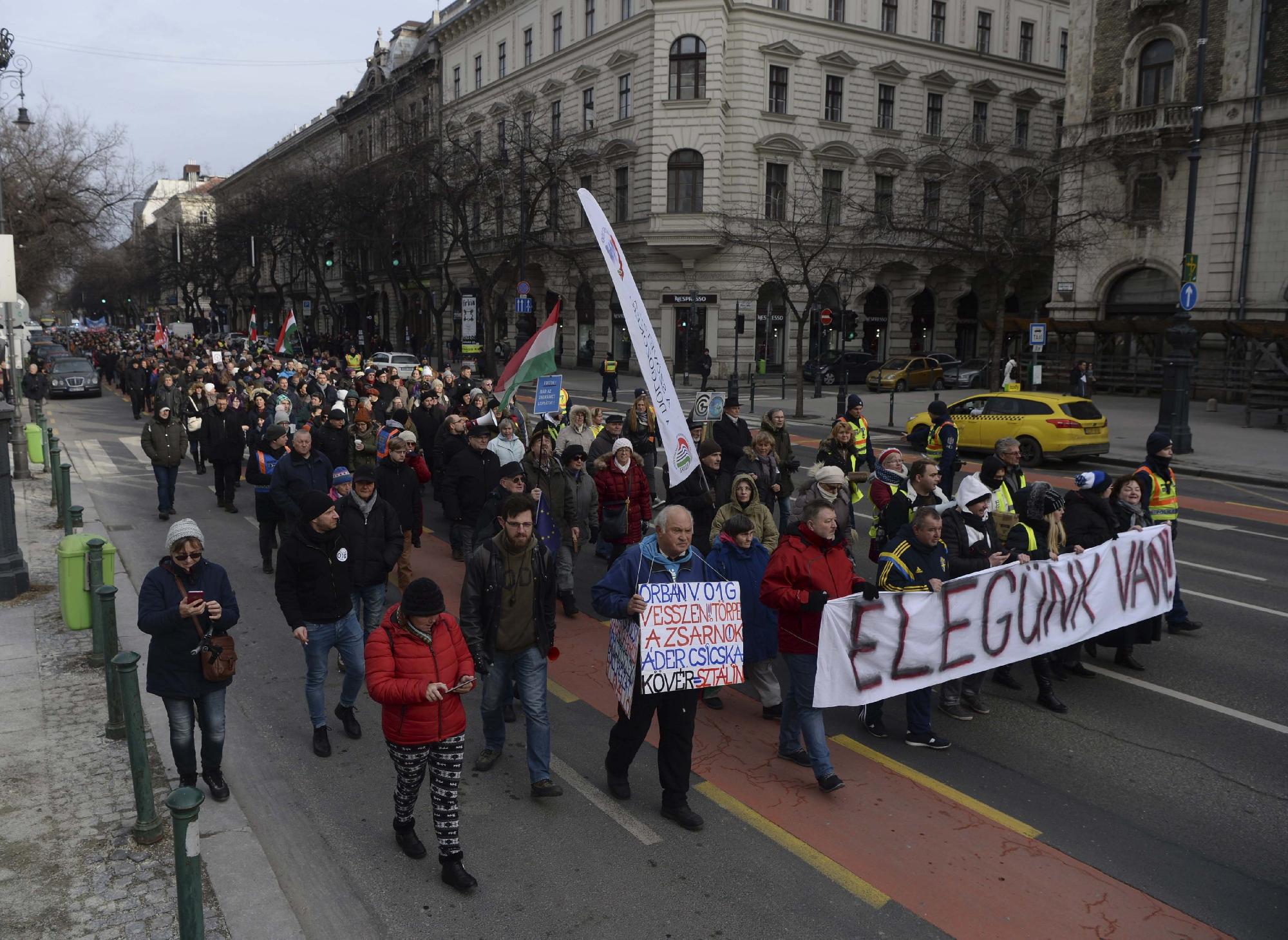 A munka törvénykönyvének módosítása ellen tüntetnek Budapesten