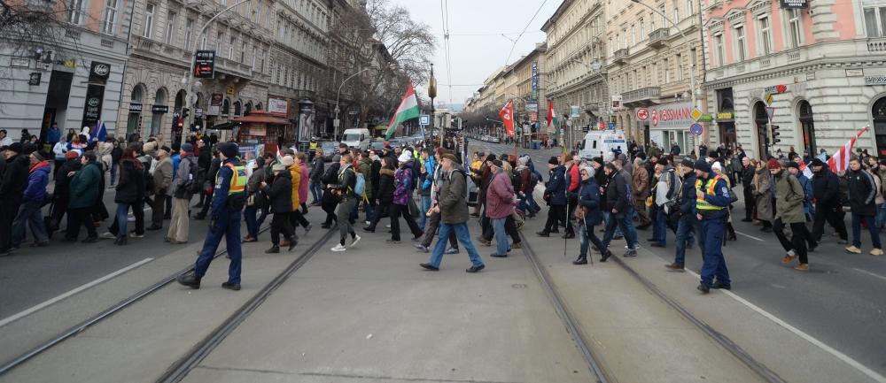 Kipukkadó lufi: Budapest blokádja helyett „majálist” hozott a tüntetés