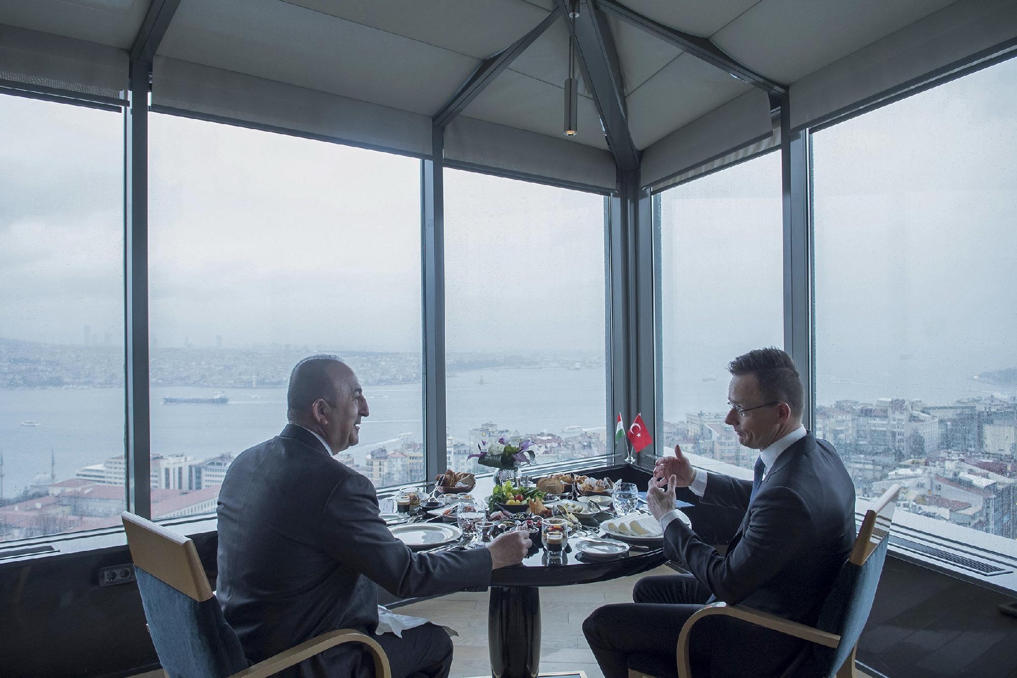 Szijjártó: A magyar és a török politikai vezetők őszintén beszélnek egymással