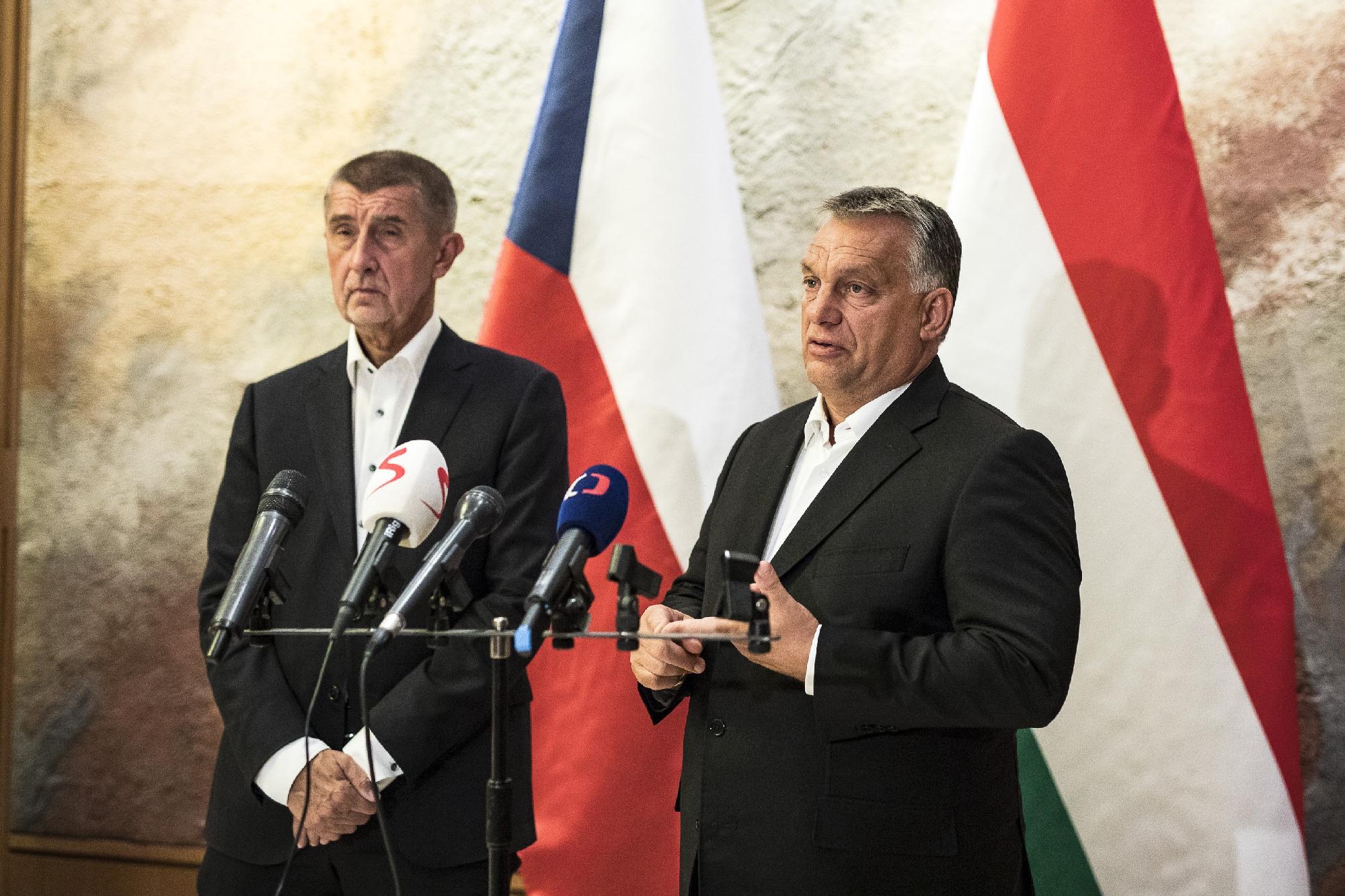 Orbán Viktor intézkedéseit méltatta a cseh kormányfő