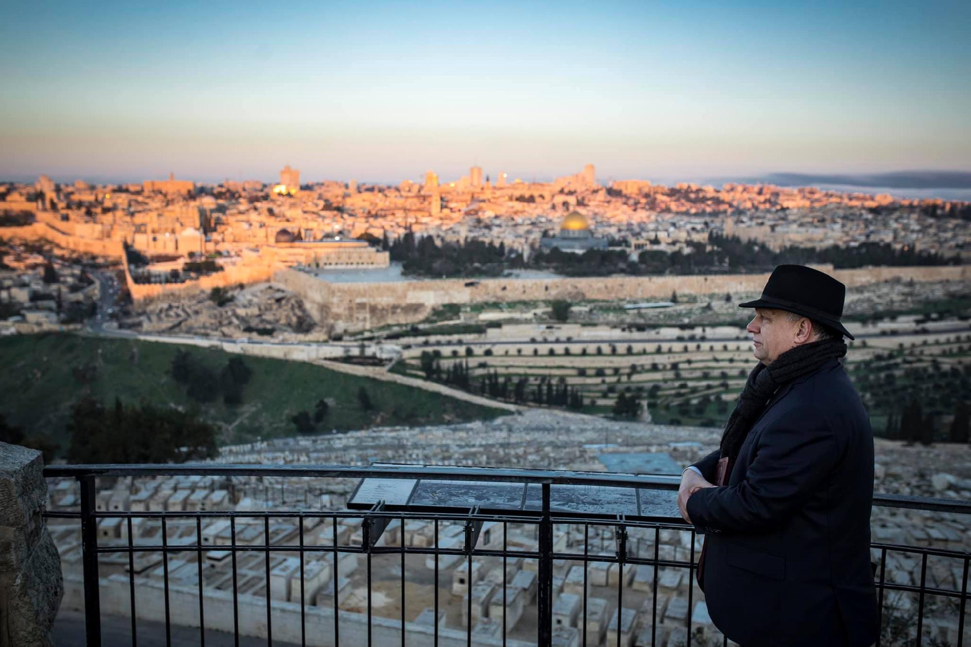 Jeruzsálemi napfelkeltéről töltött fel képet Orbán Viktor