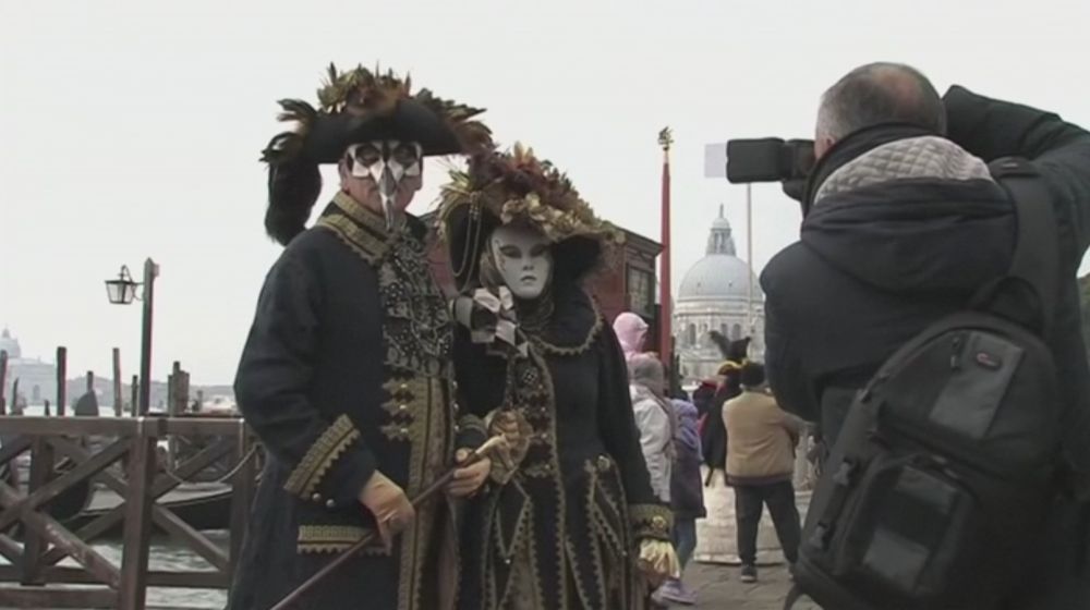 Százezrek látogattak el a velencei karneválra