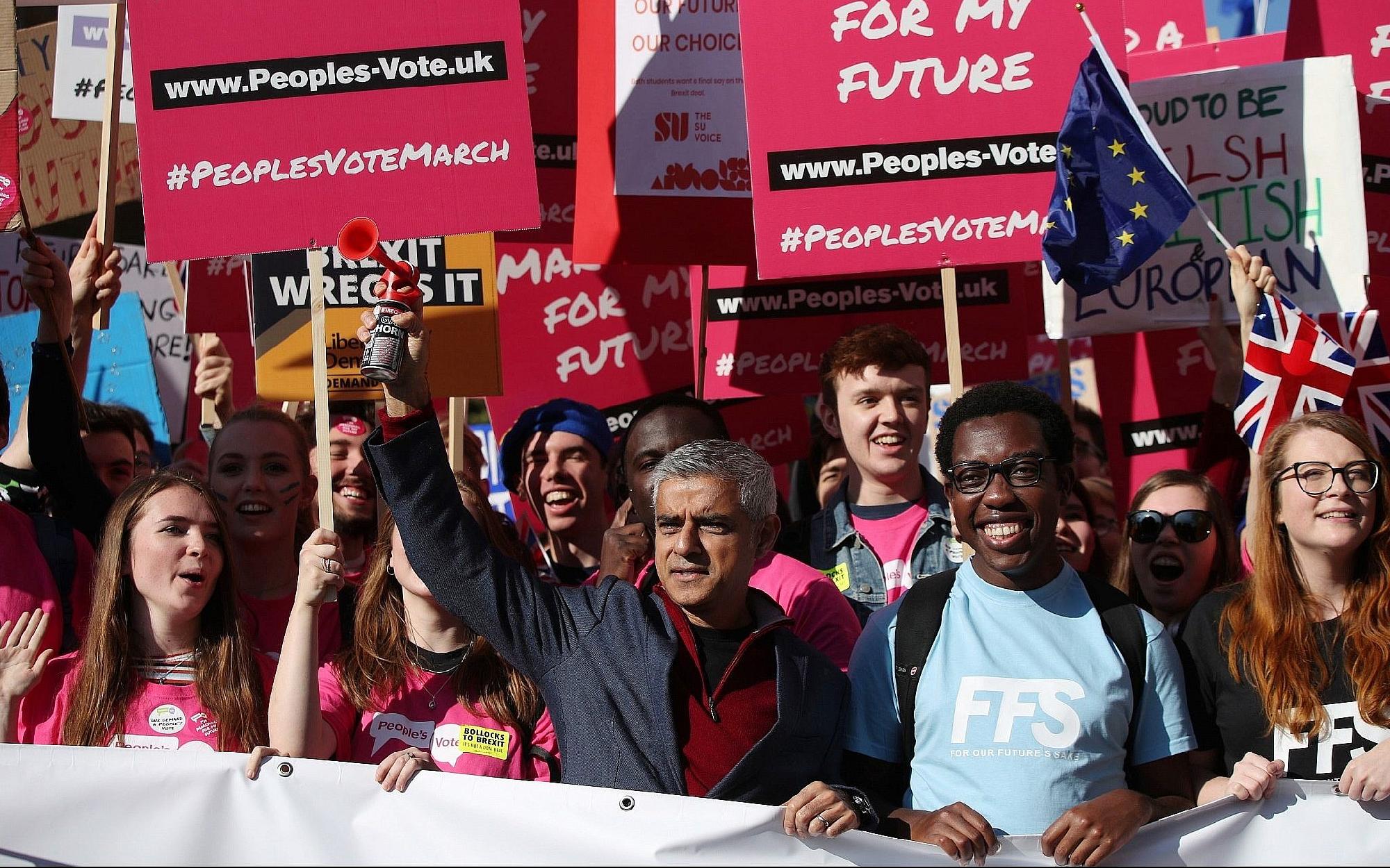 London polgármestere is a Brexit ellen tüntetett