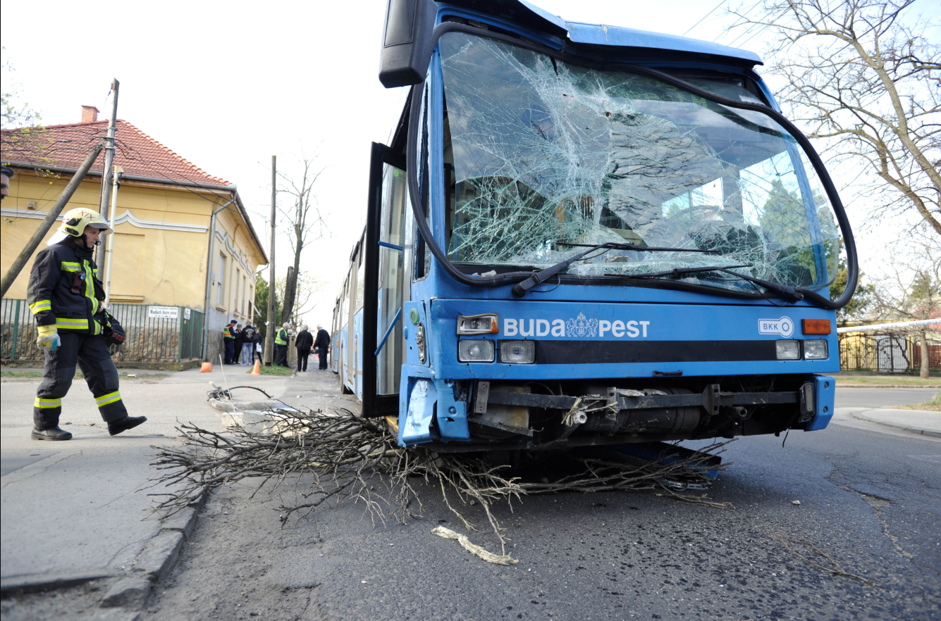 Busszal ütközött egy autó Budapesten