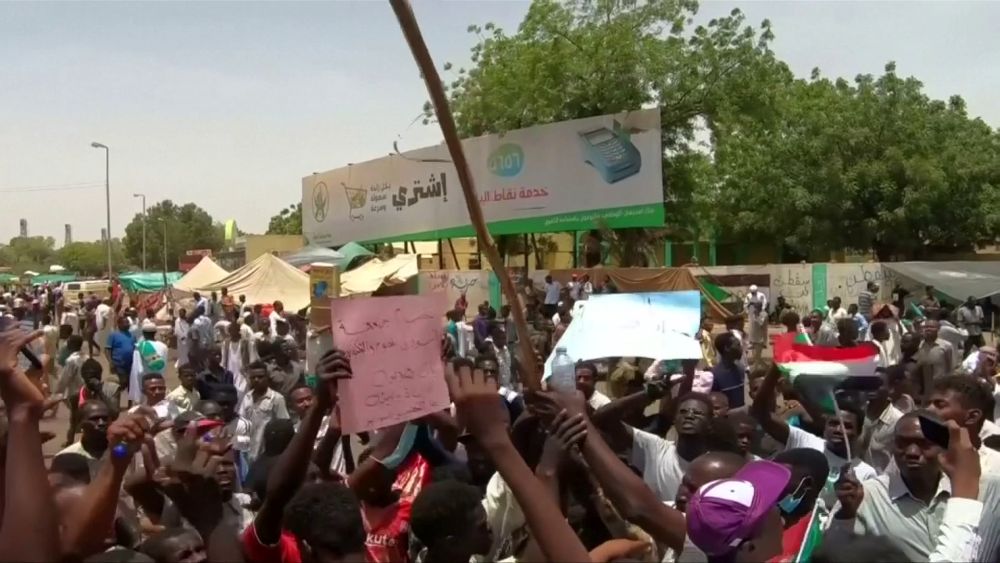 A szudáni katonai tanács bejelentette a hírszerzés vezetőjének távozását