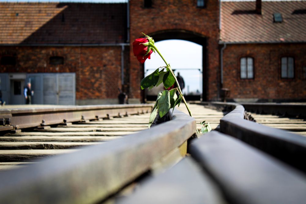 Megemlékezés a roma holokauszt napján az auschwitzi haláltáborban