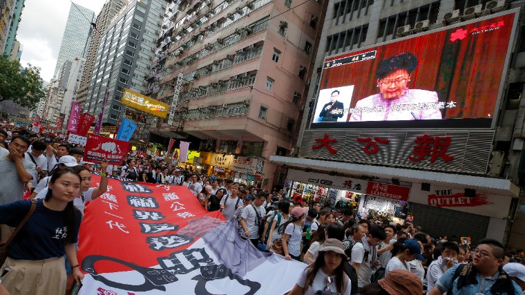 Hongkongi tüntetések - Egy rendőr figyelmeztető lövést adott le