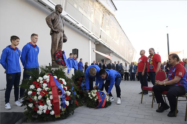 Felavatták Illovszky Rudolf szobrát a róla elnevezett stadionnál