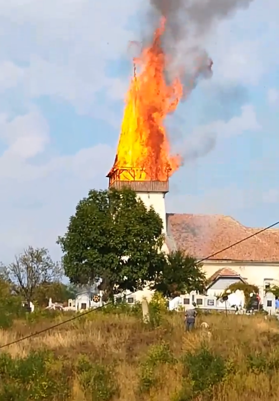 Kigyulladt az erdélyi Bethlenszentmiklós unitárius templomának tornya