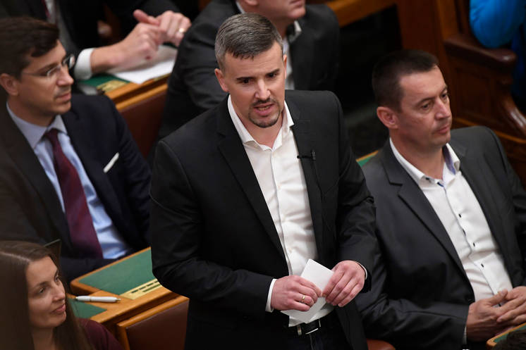 Sorost mentegeti a Jobbik elnöke