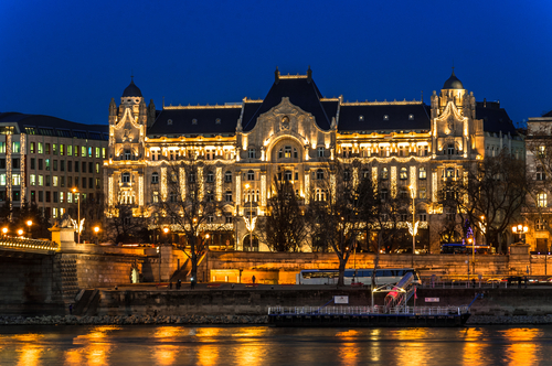 Budapest üres szállodák kivilágított ablakain keresztül üzen a világ nagyvárosainak