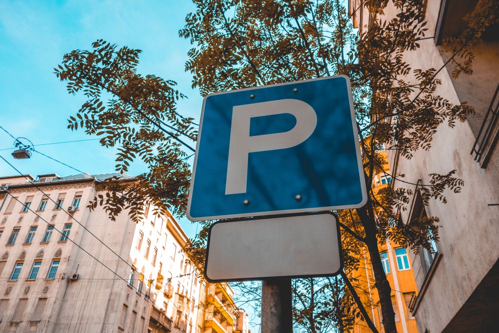 Orbán aláírta a kormányrendeletet: hétfőtől díjmentes a közterületi parkolás 