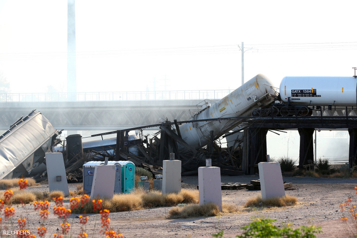 Kisiklott egy tehervonat, összeomlott egy vasúti híd Arizónában