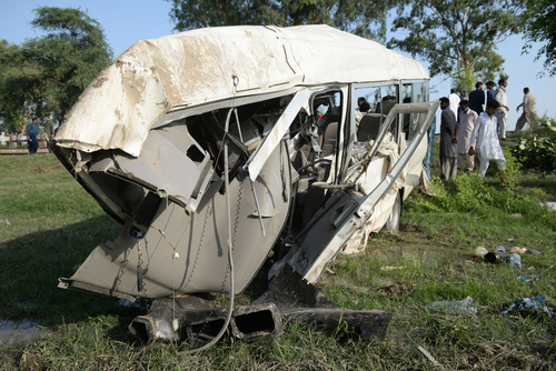 Tizenhárom ember meghalt, miután kigyulladt egy kisbusz Pakisztánban