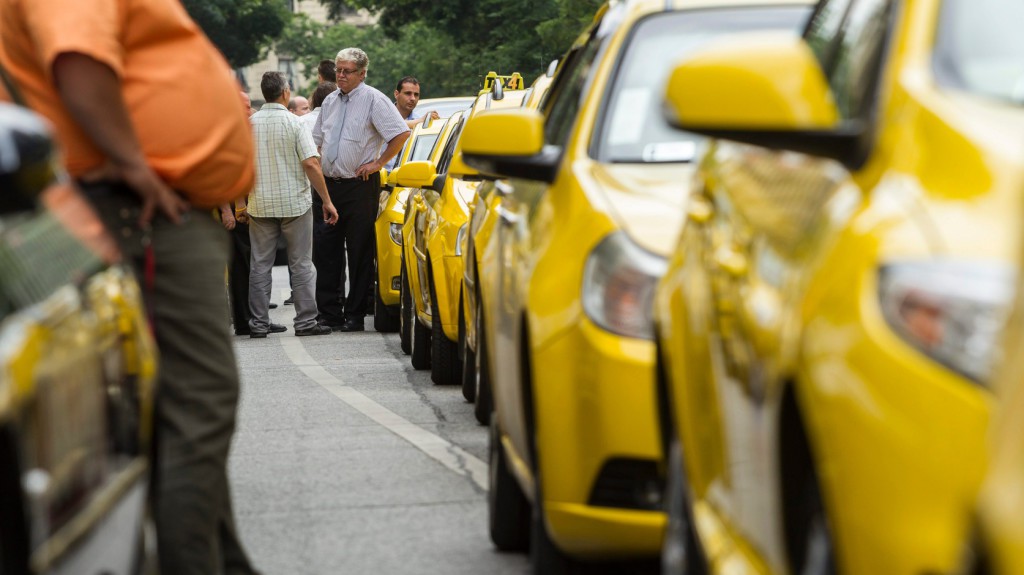 Schanda Tamás: A kormány támogatja a budapesti taxisokat