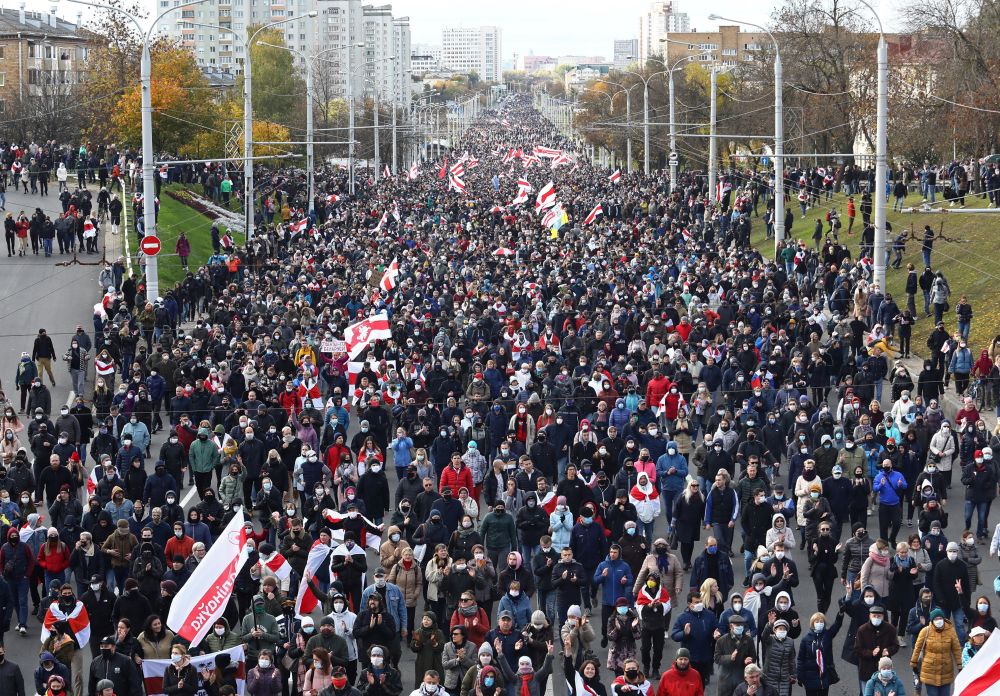 A hatósági fenyegetés ellenére ismét tízezrek vonultak utcára Minszkben