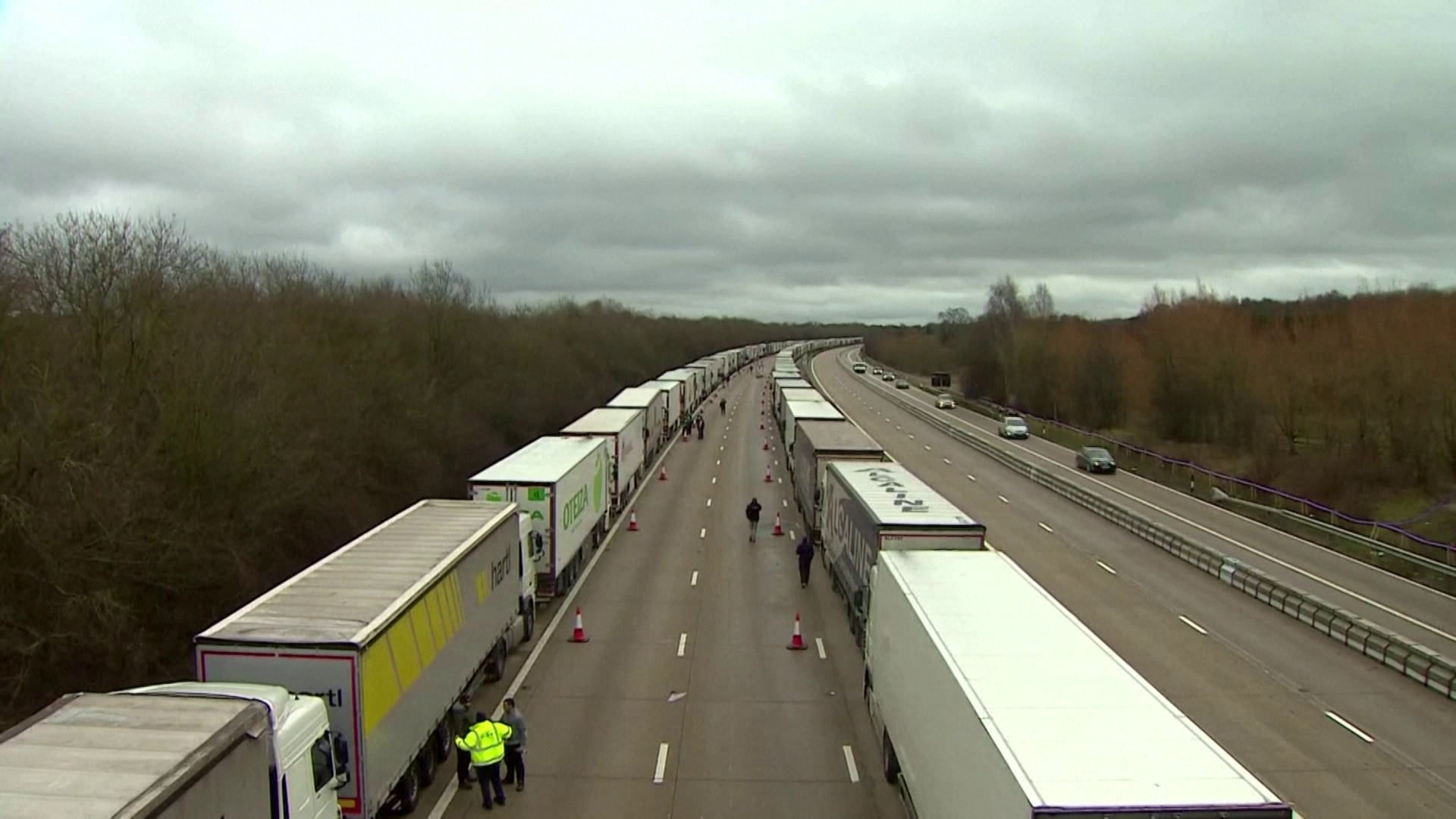 A teherfuvarozók hosszú várakozási idővel számolnak a brit határon