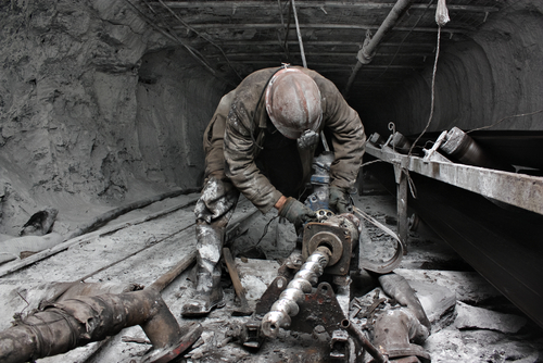 Kimentettek tucatnyi bányászt a Kelet-Kínában berobbant aranybányából