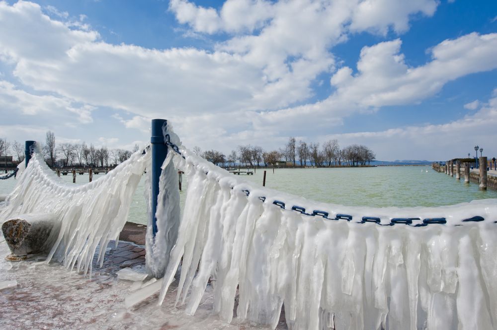 A Balatonnál már jegesedik a kicsapódó víz