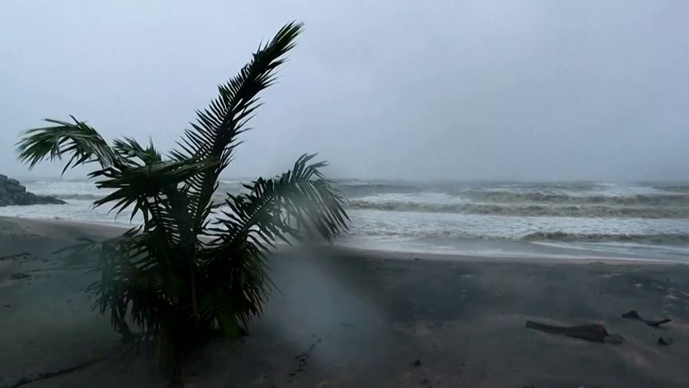 A Tauktae ciklon felborított egy hajót Indiában, nagyon sokan eltűntek