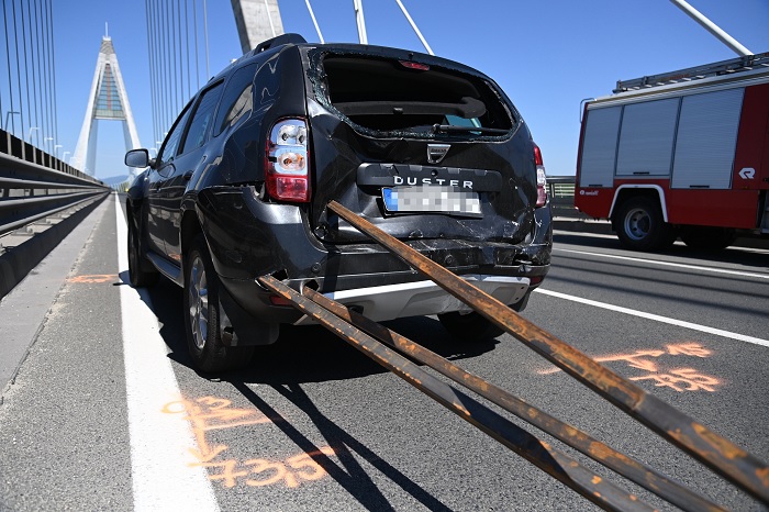 FOTÓK: Tetőcsomagtartóról lerepült vas zártszelvények nyársaltak fel egy autót a Megyeri hídon