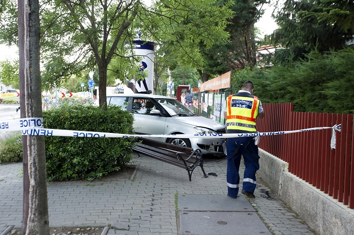 Borzasztó, padon ülő nőt és gyerekeit gázolta el egy autós Budapesten