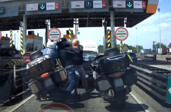 VIDEÓ: Egyszerű szituációból lett csúnya adok-kapok autós és motoros közt