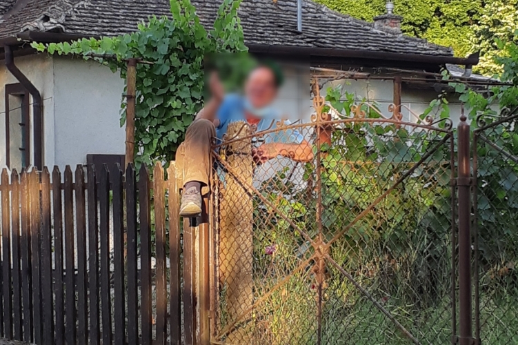 Hagymát akart lopni, de fennakadt a kerítésen – fotóval