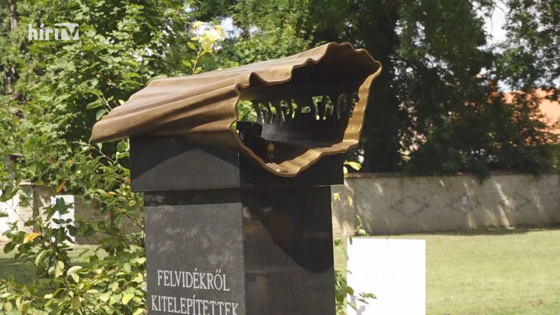 Felavatták a kényszer kitelepítettek emlékművét Bonyhádon