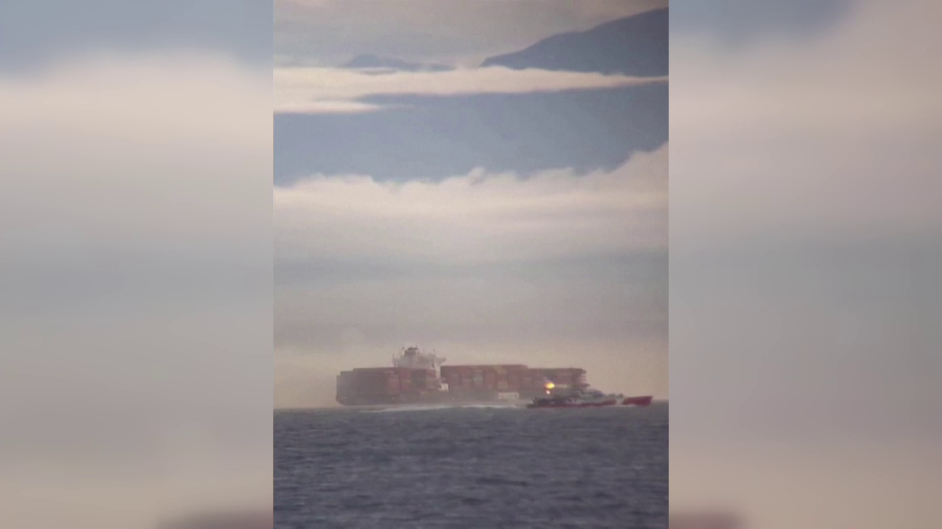 Mérgező gáz szivárog egy kigyulladt teherhajó tartályaiból Kanada partjainál