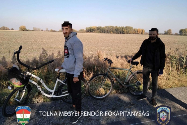   Kerékpáros migránsok Alsónyék térségében