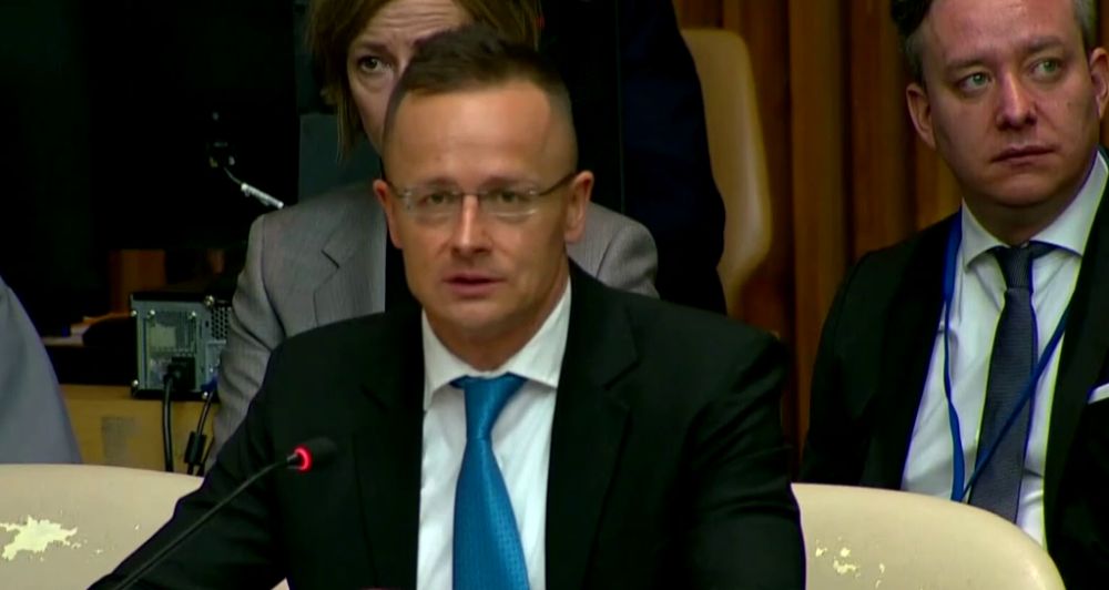 Szijjártó Péter: Garantálnunk kell, hogy Magyarország nem sodródik bele ebbe a háborúba