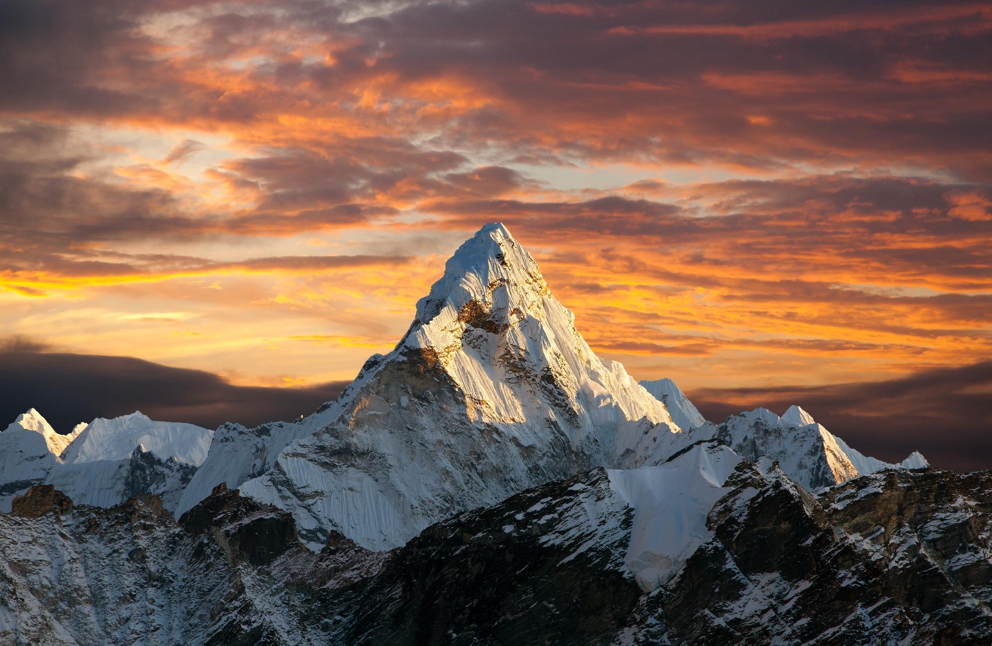 A világon elsőként egy dél-afrikai férfi a Mount Everesten repült siklóernyővel