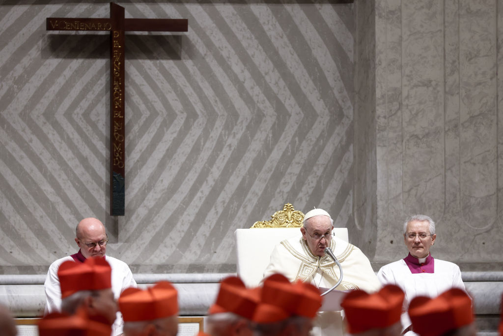 Ferenc pápa elődje lelki üdvéért imádkozott újévi miséjén