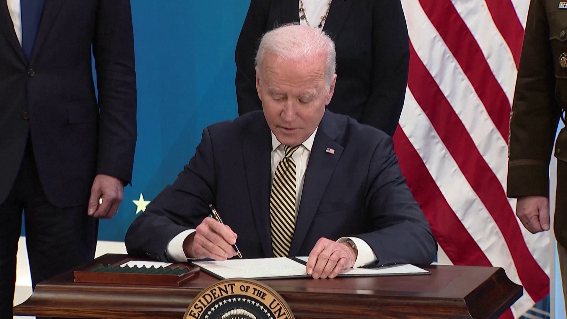  A fegyveres támadások visszaszorítására hozott elnöki rendeletet Joe Biden  