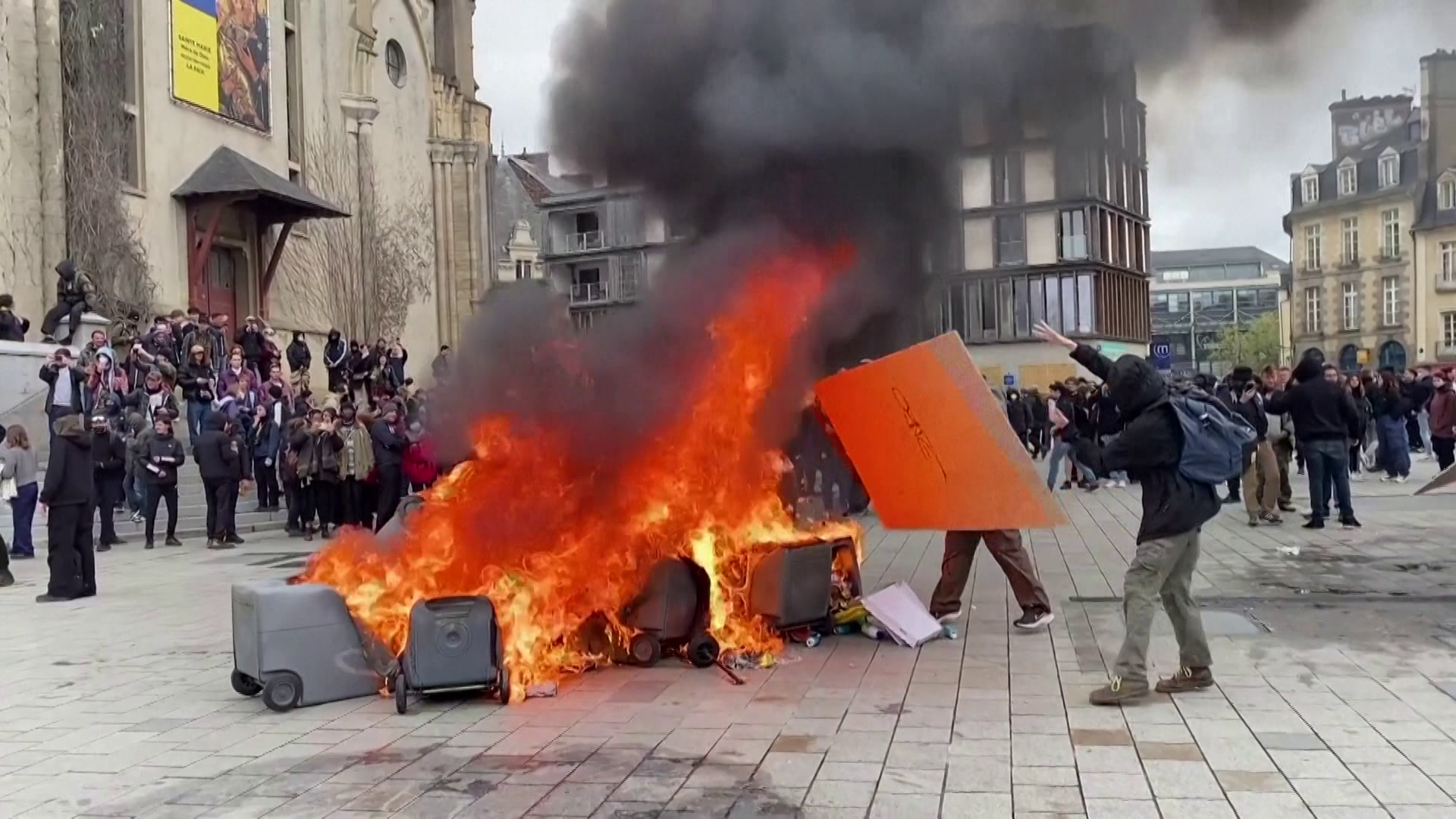 Ismét összecsaptak a francia rendőrök és a tüntetők 