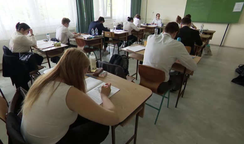 Közép és emelt szintű angol vizsgát tettek a diákok 