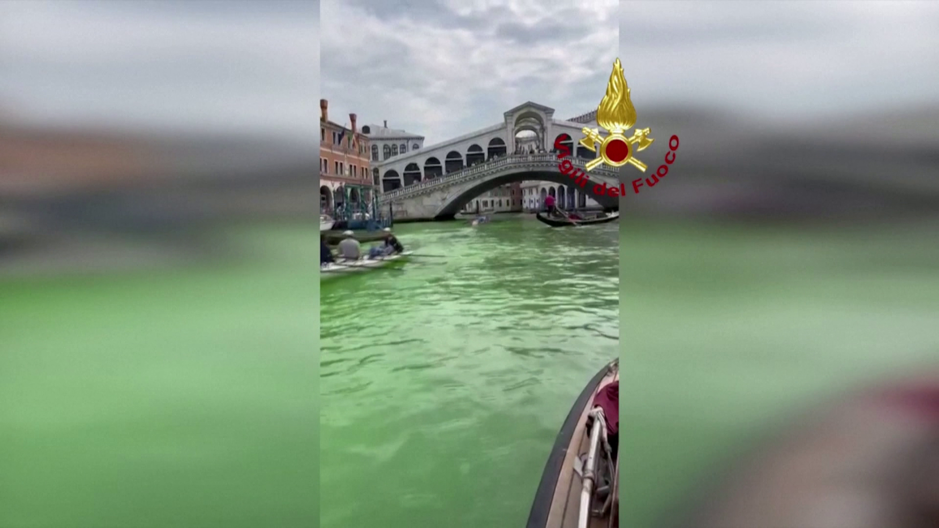 Ismeretlen anyag festette zöldre Velence híres csatornájának vizét