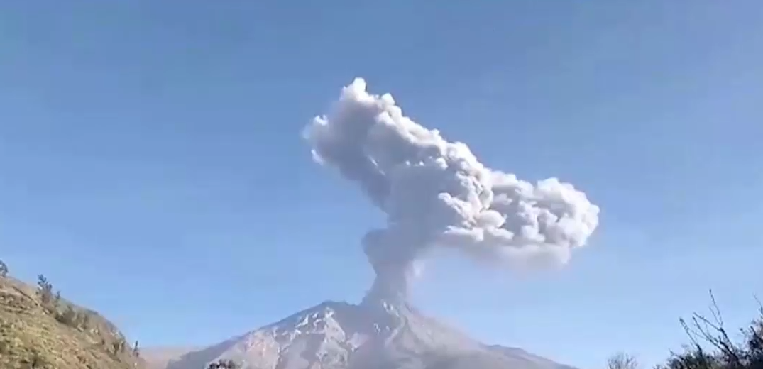 Kitört a perui Ubinas vulkán, hamut szórva több településre