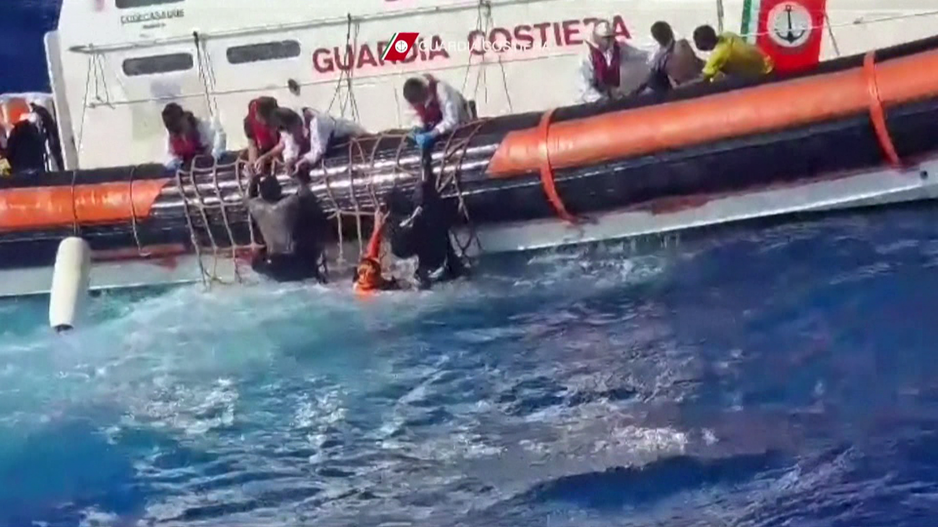 Több mint negyvenen fulladtak a tengerbe Lampedusánál