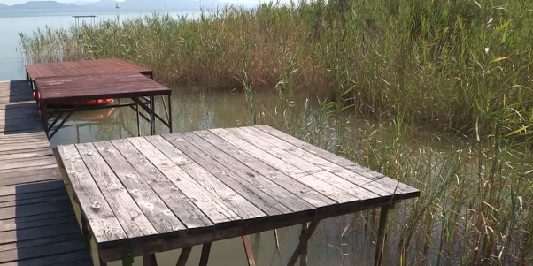 Flexszel darabolják fel az engedély nélkül épített vízi kijárókat