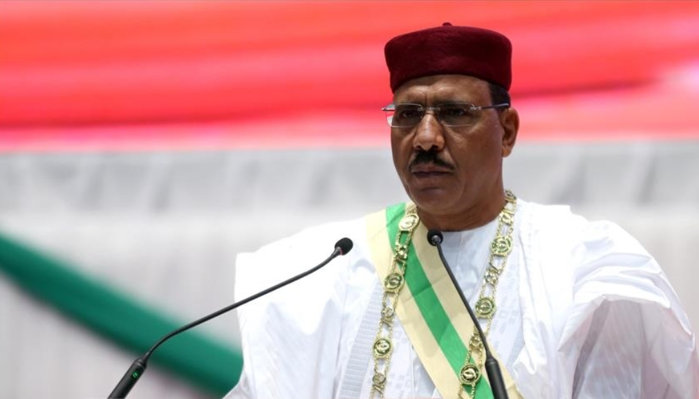 Hazaárulás vádjával citálnák bíróság elé Nigerben az elmozdított elnököt 