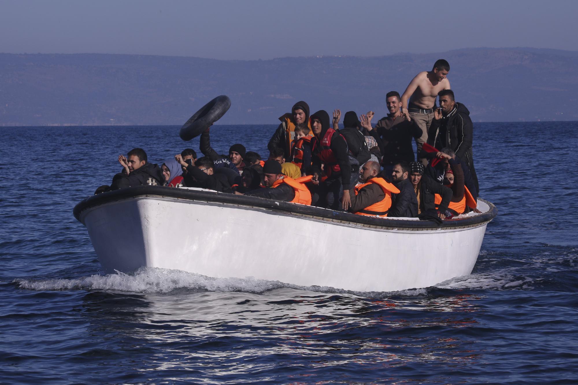 Özönlenek a migránsok a görög partokhoz