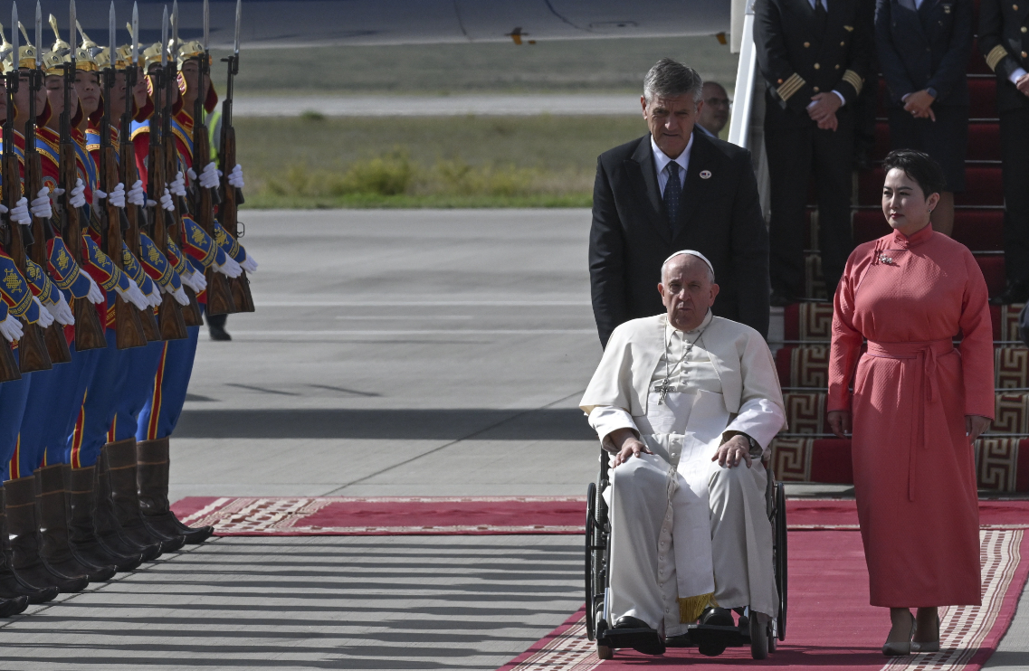 Első katolikus egyházfőként látogatott el Mongóliába Ferenc pápa