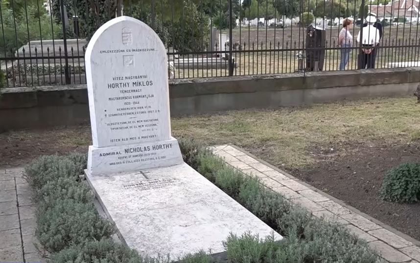 Harminc éve temették újra Horthy Miklóst szülőhelyén