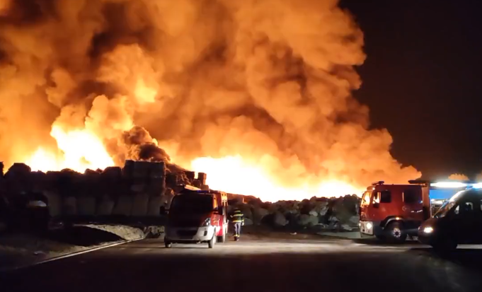Horvátországban óriási tűz ütött ki egy műanyaggyárban