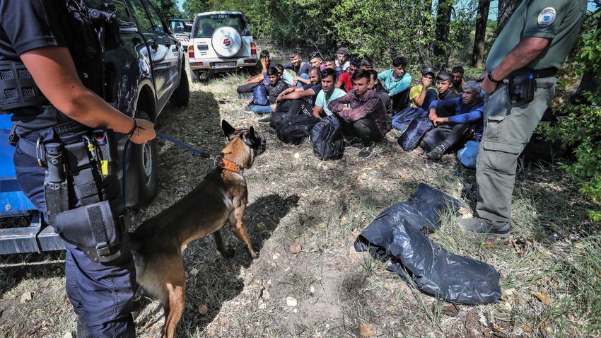 Gyerekeket használnak élő pajzsként – Sokkoló felvételeket osztottak meg a határt védő rendőrök