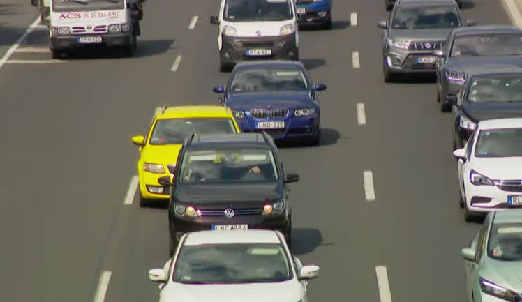 Autósok tízezreire vár nagy döntés + videó