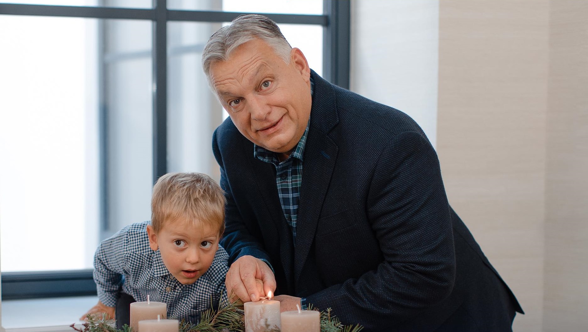 Így gyújtotta meg az adventi koszorú első gyertyáját Orbán Viktor