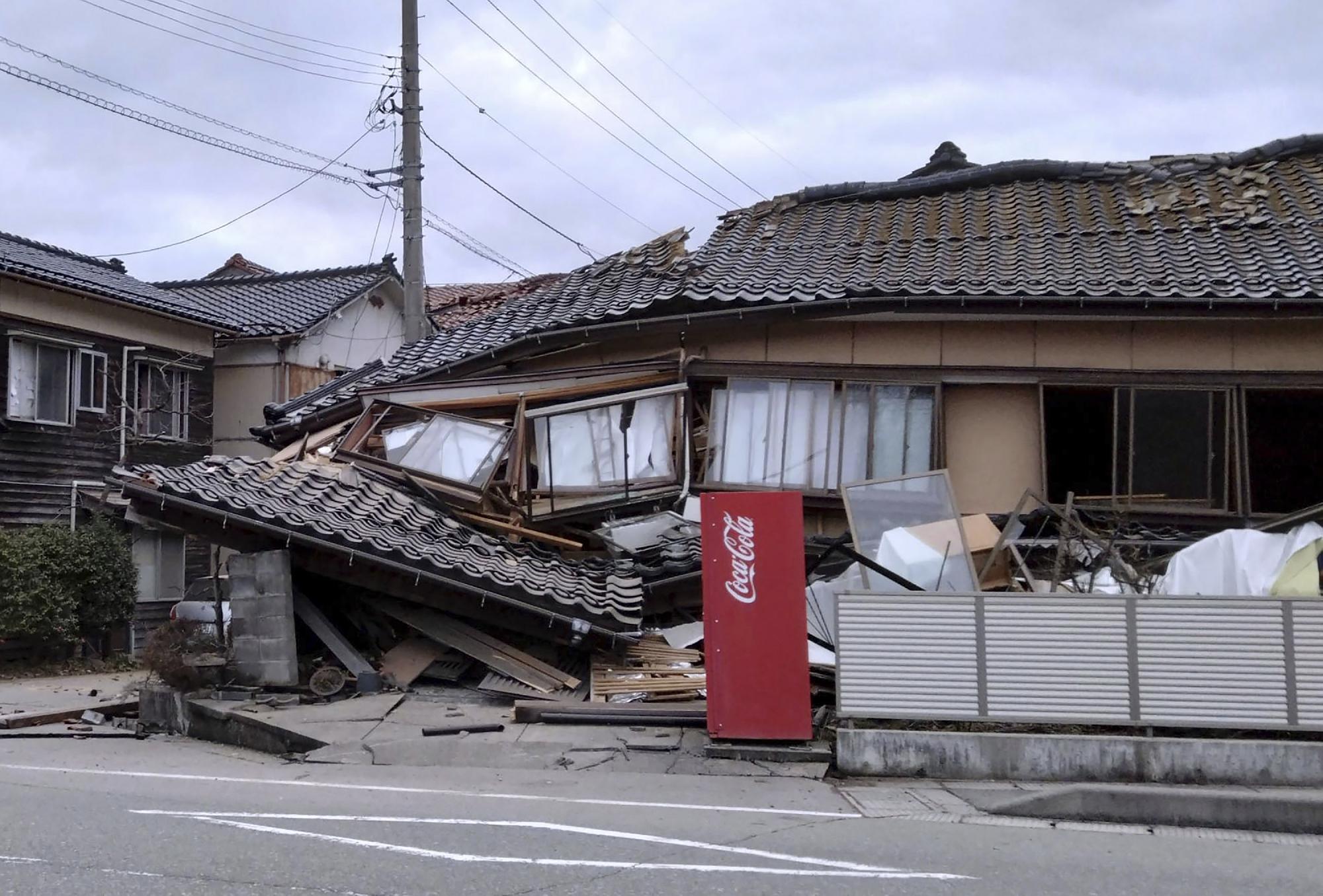 Nagy erejű földrengés rázta meg Japánt + videó